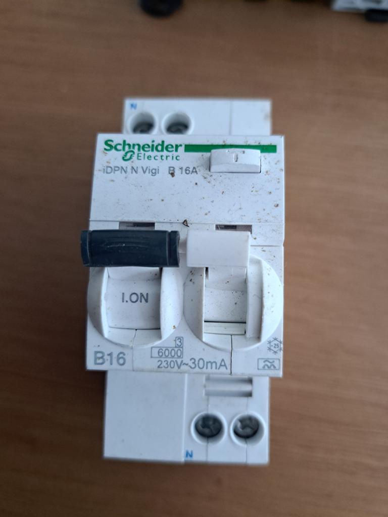 Schneider aardlekautomaat, Hobby en Vrije tijd, Elektronica-componenten, Ophalen of Verzenden