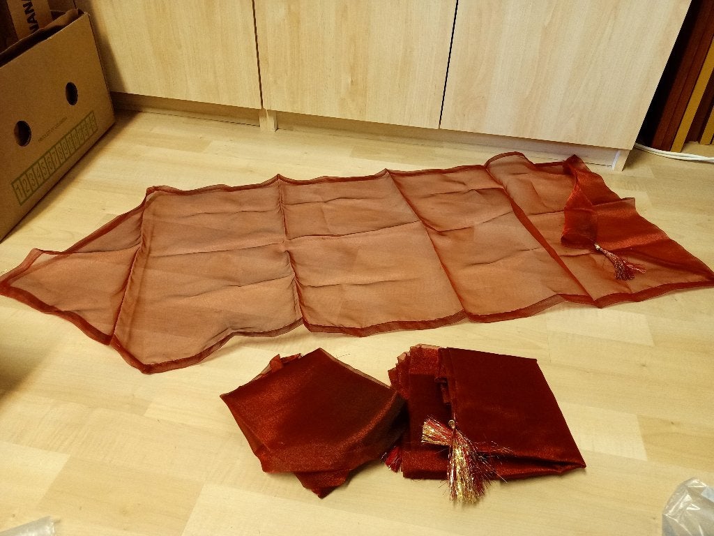 4 rode organza tafelloper / loper / tafelkleed (140 x 45 cm), Ophalen, Overige materialen, Nieuw, Tafelloper