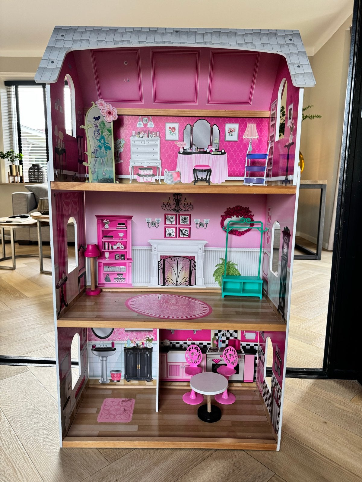 Groot roze barbiehuis met meubels - Zo goed als nieuw, Kinderen en Baby's, Speelgoed | Poppenhuizen, Ophalen, Zo goed als nieuw