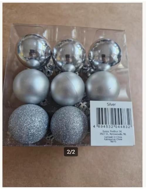 18 stuks zilverkleurige balletjes 4cm h, Diversen, Kerst, Evora, Onbekend, Nieuw, Ophalen of Verzenden