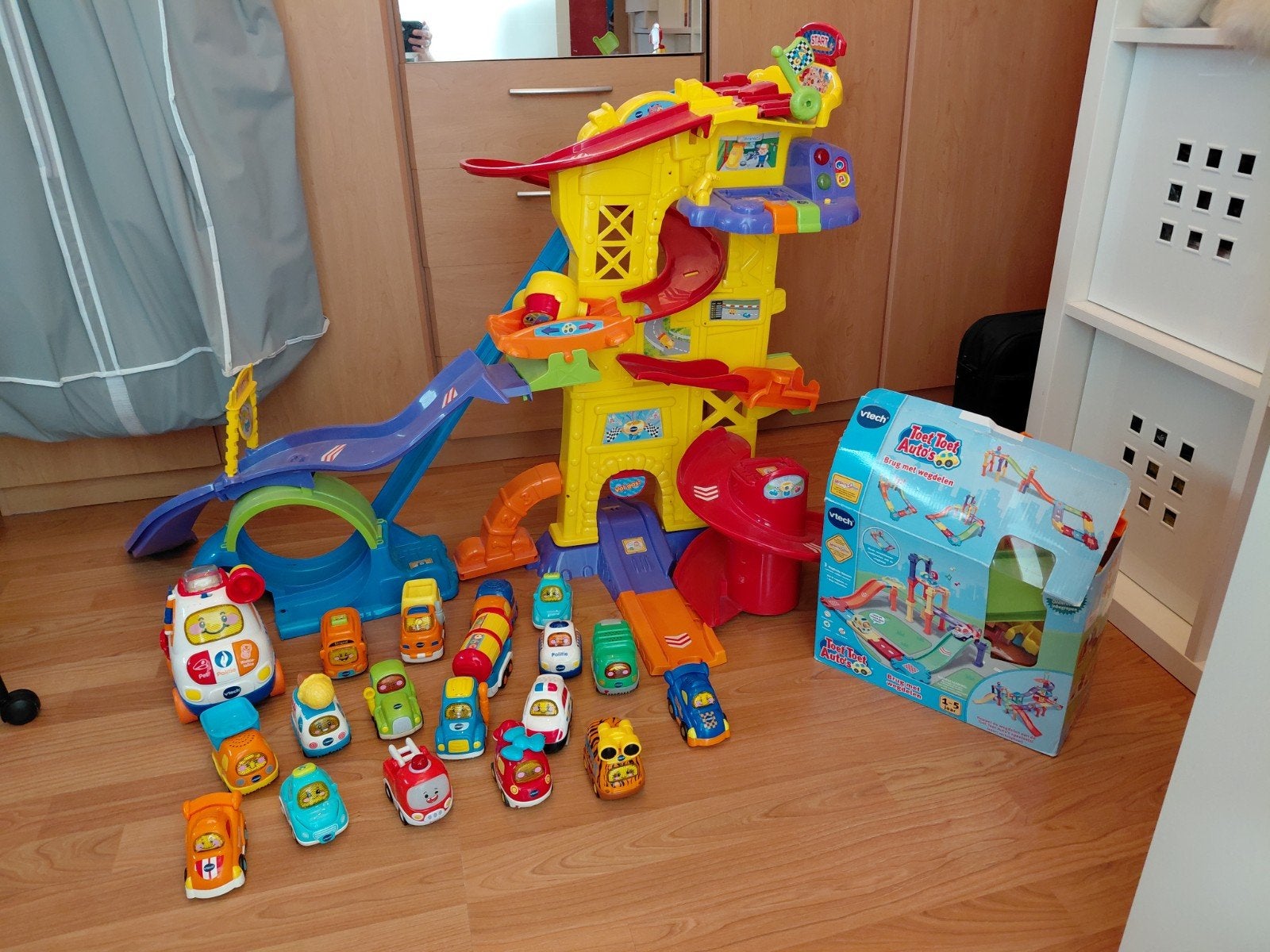 V Tech Toet Toet grote garage,  brugdelen en auto's, Kinderen en Baby's, Ophalen, Zo goed als nieuw, 2 tot 4 jaar