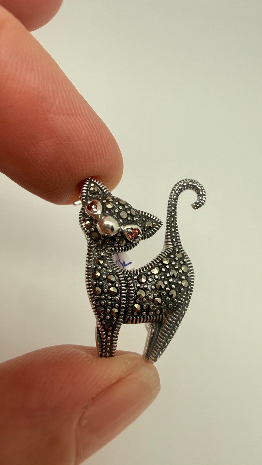 Zilveren broche van een poes, staart omhoog. Hoog: 2,8 cm., Sieraden, Tassen en Uiterlijk, Verzenden, Nieuw, Zilver, Met edelsteen