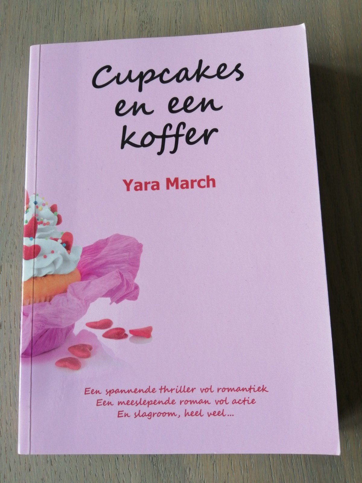 Cupcakes en een koffer - Yara March, Ophalen of Verzenden, Zo goed als nieuw, Yara March, Nederland
