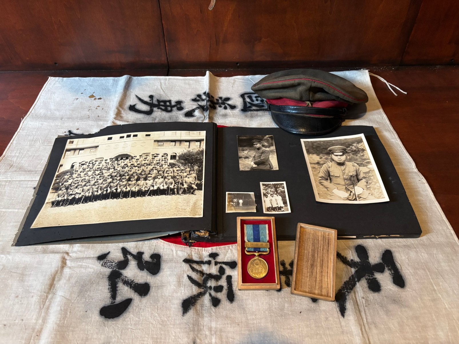 Foto boek met krantenknipsels van japanse ww2 officier, Ophalen of Verzenden, Landmacht, Azië, Boek of Tijdschrift
