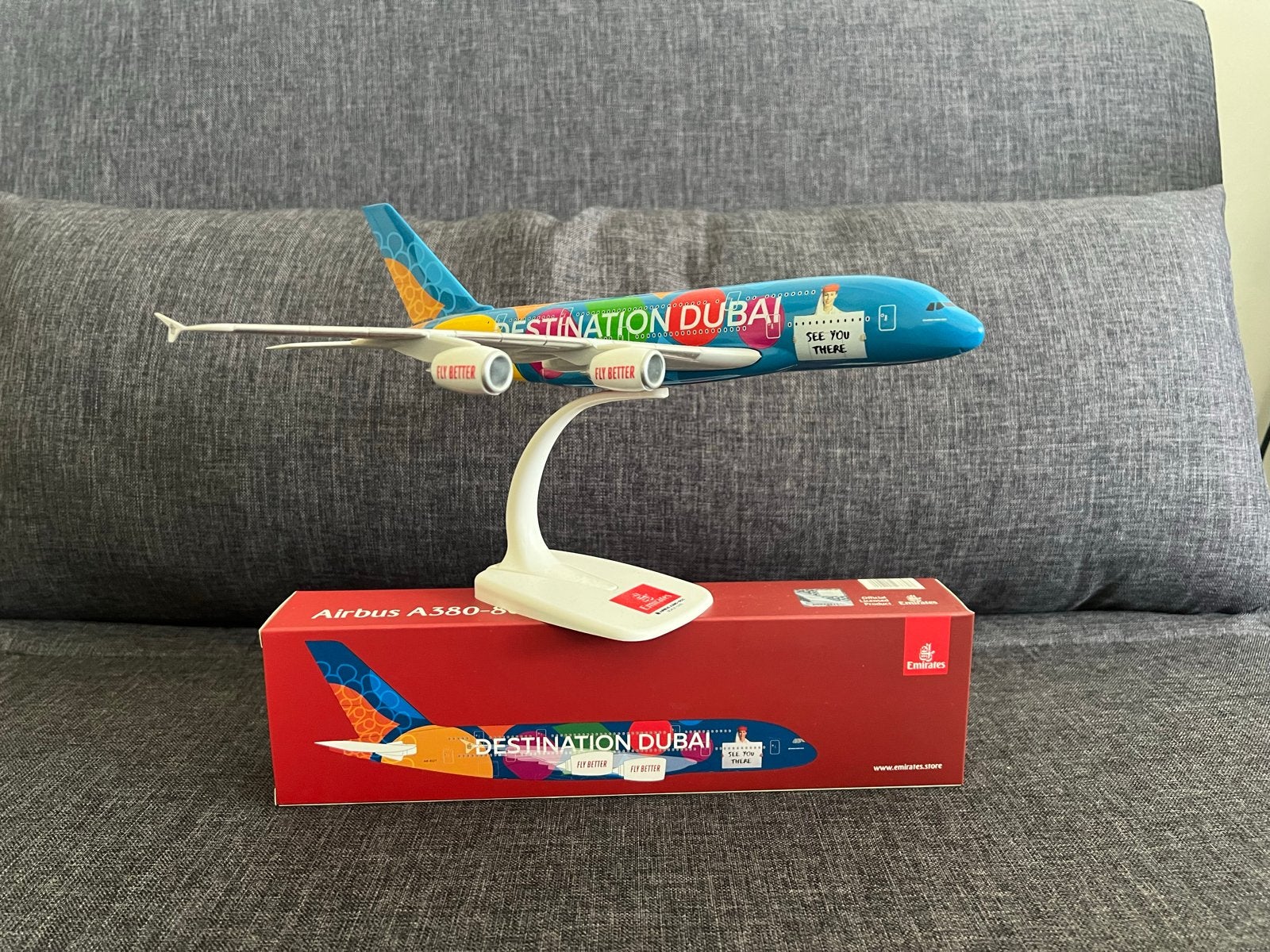 Emirates Airbus A380-800 Destination Dubai schaalmodel, Overige merken, Ophalen of Verzenden, Zo goed als nieuw, Groter dan 1:72