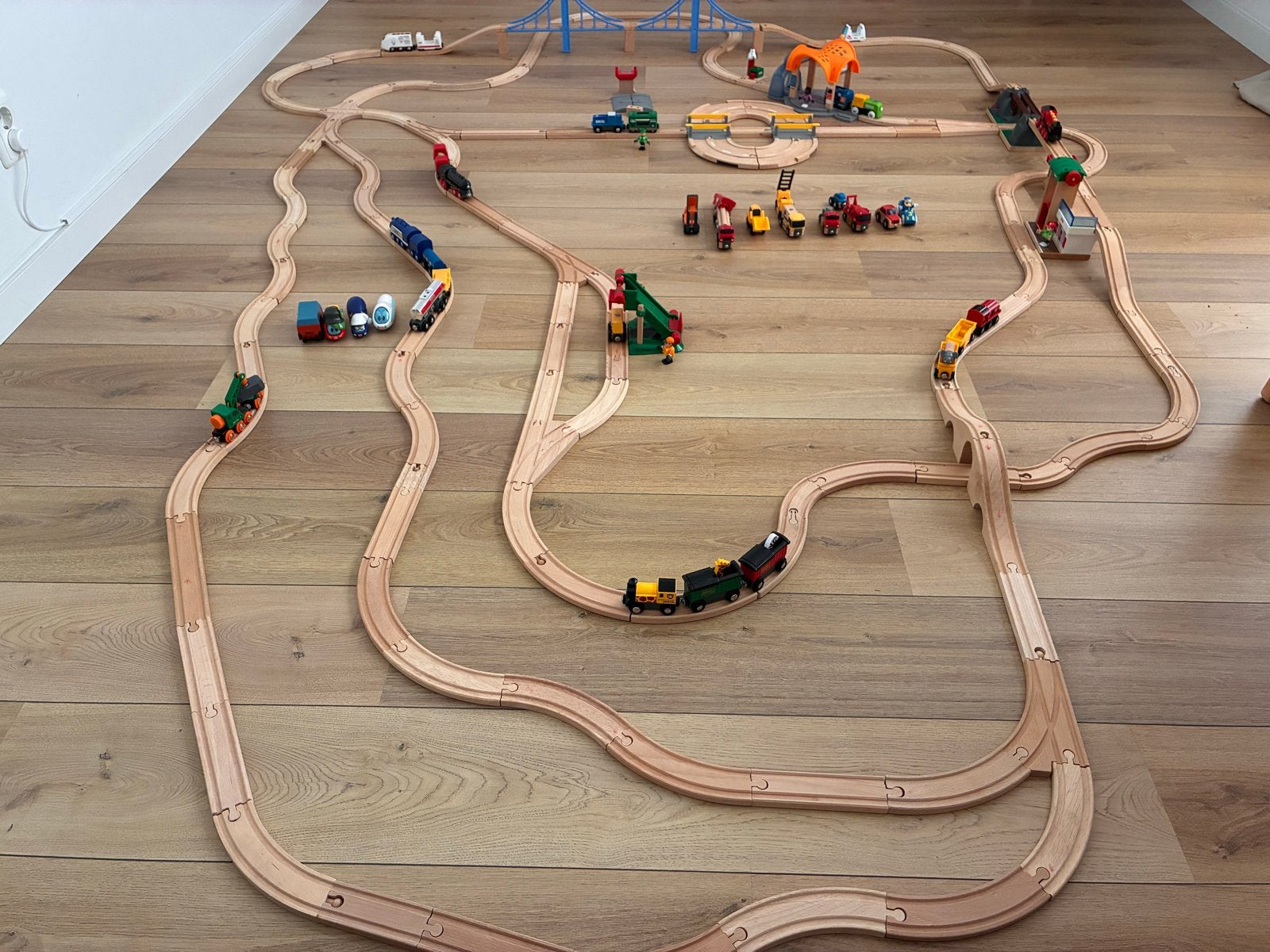 Grote Brio set met oa 4 locomotieven op batterijen, Ophalen of Verzenden, Gebruikt