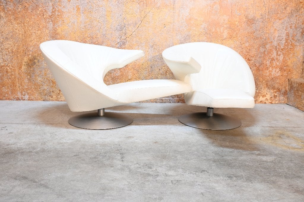 ZGAN 2 witte leren Leolux Parabolica design chaise longues