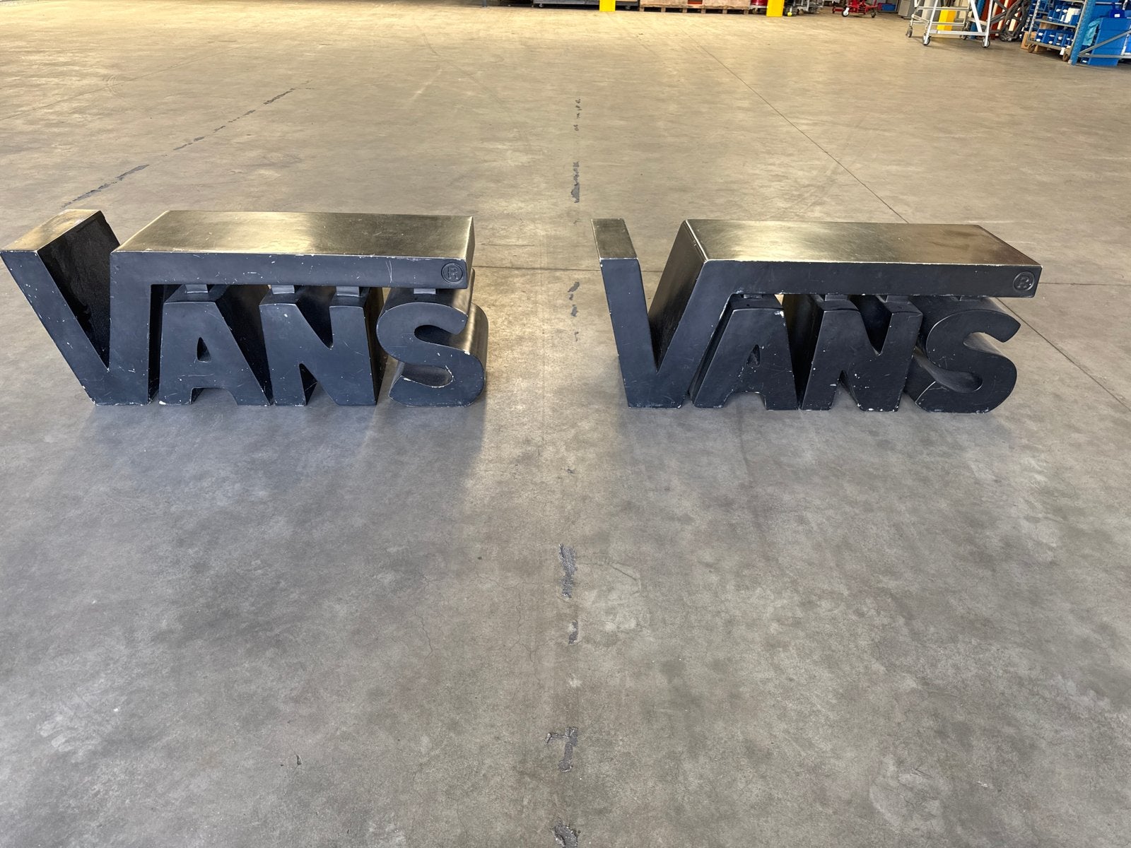 2 iconische zeldzame Vans bankjes - winkelinterieur, Ophalen, Overige materialen, Gebruikt, Twee