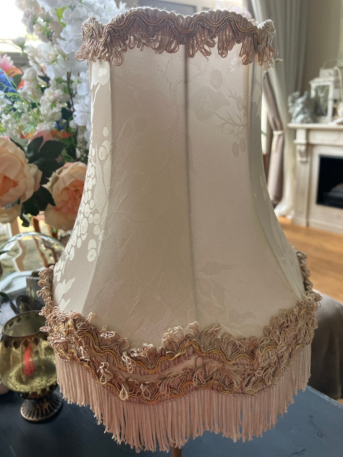 Elegante crèmekleurige lampenkap met franjes, Antiek en Kunst, Ophalen