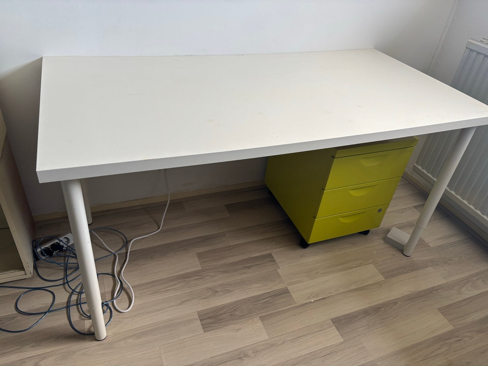 2 IKEA Linnmon bureaus wit met verstelbare poten, Ophalen, Met lades, Spaanplaat of MDF, Zo goed als nieuw