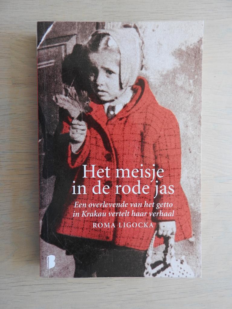 Het meisje in de rode jas - Een overlevende Getto in Krakau, Boeken, Ophalen of Verzenden, Tweede Wereldoorlog, Zo goed als nieuw