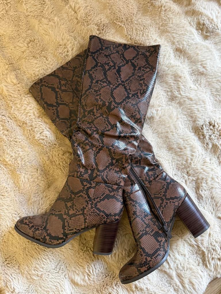 Bruine snake print kniehoge laarzen met blokhak, Hoge laarzen, Bruin, Ophalen of Verzenden, Zo goed als nieuw