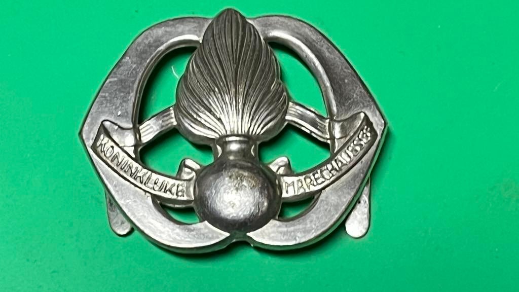 Kon Marechaussee baretembleem 1e model met buiglippen, Verzamelen, Ophalen of Verzenden, Nederland, Embleem of Badge