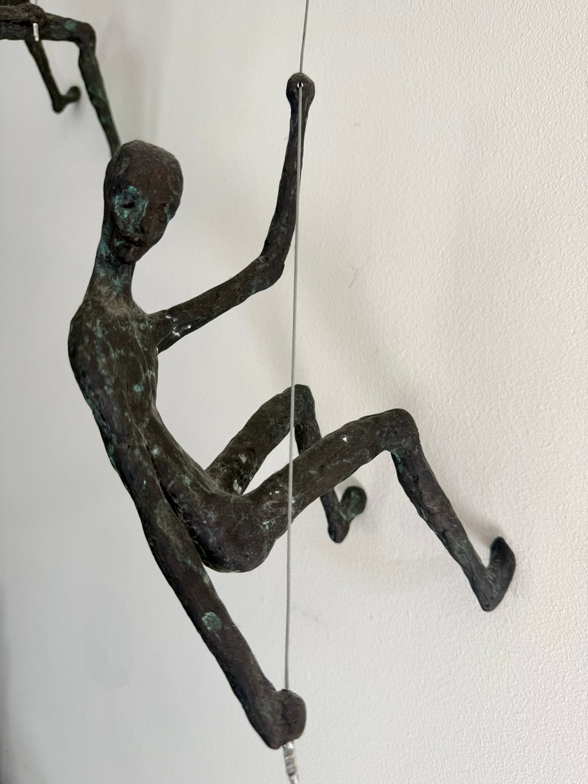 Klimmende Mannetjes Wanddecoratie - Brons kleurig, Antiek en Kunst, Groep mensen, Ophalen of Verzenden, Handgemaakt, Wanddecoratie