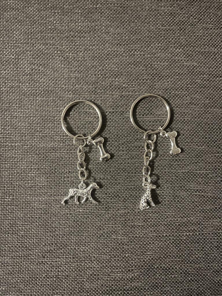 Sleutelhangers hond, pup, dalmatiër met bot, 2 hangers, Ophalen of Verzenden, Nieuw, Dier of Natuur