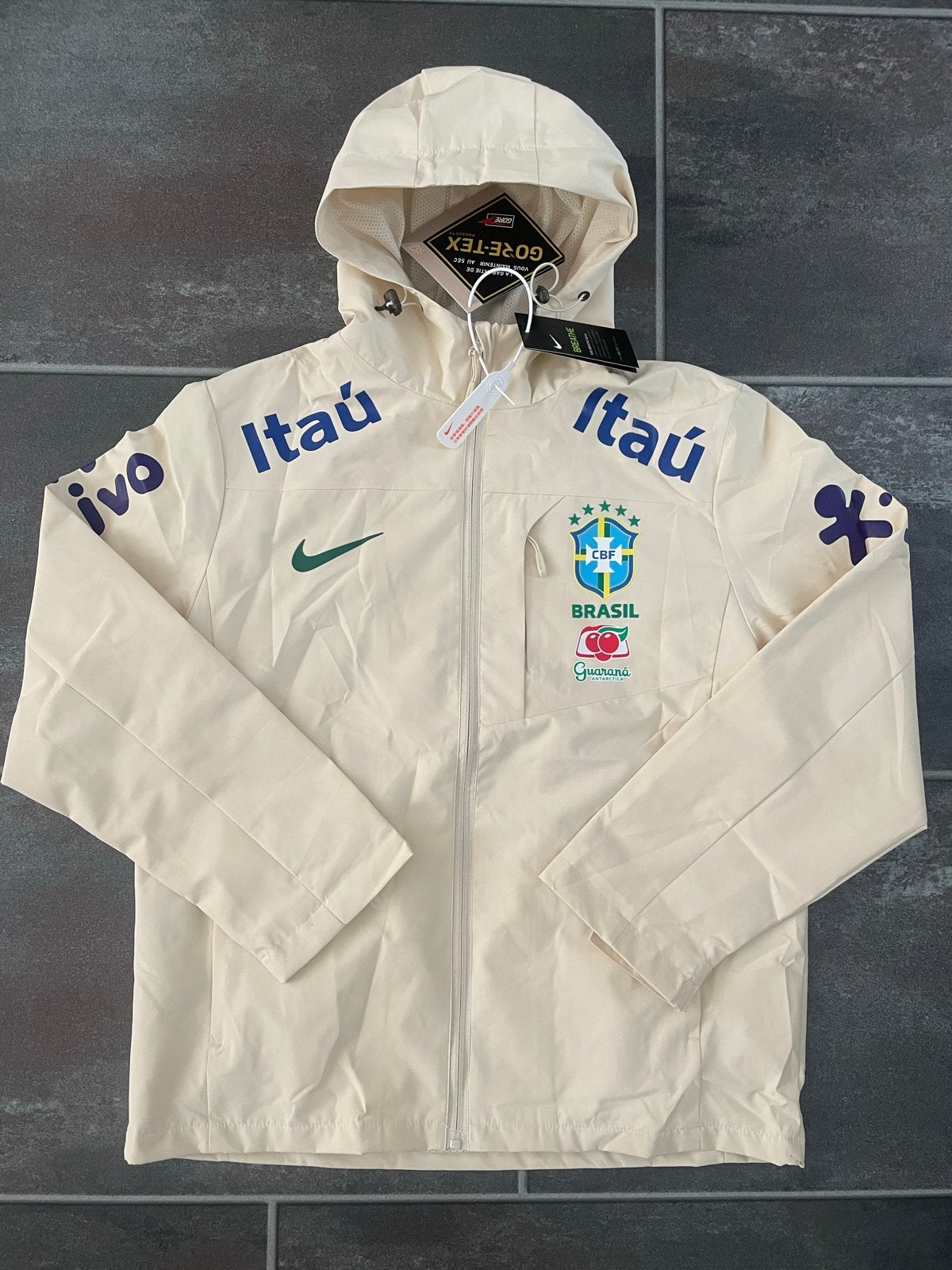 Nike Brazilië Gore-Tex Jas - Nieuw met labels, Ophalen of Verzenden, Nieuw, Maat 46 (S) of kleiner, Beige