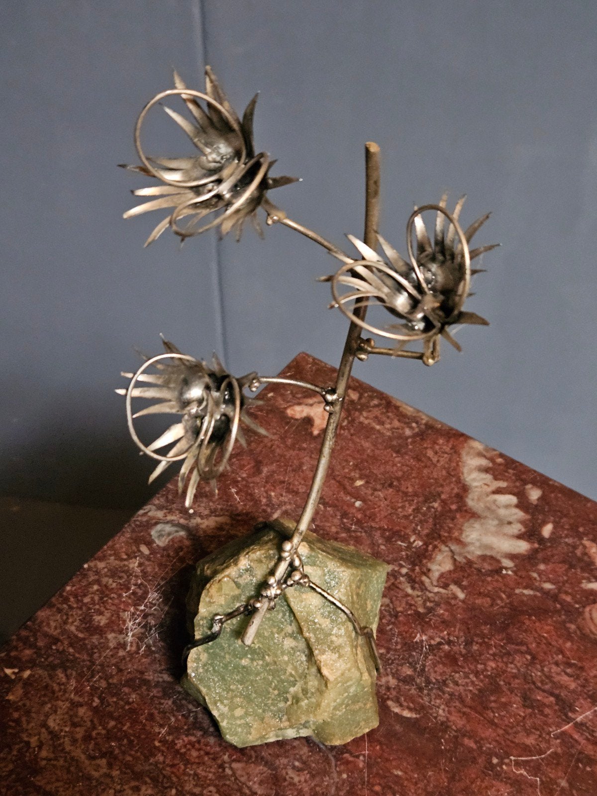 ''Vintage Brutalist Metaalsculptuur Bloem op Mieraalsteen'', Antiek en Kunst, Kunst | Beelden en Houtsnijwerken, Brutalistisch