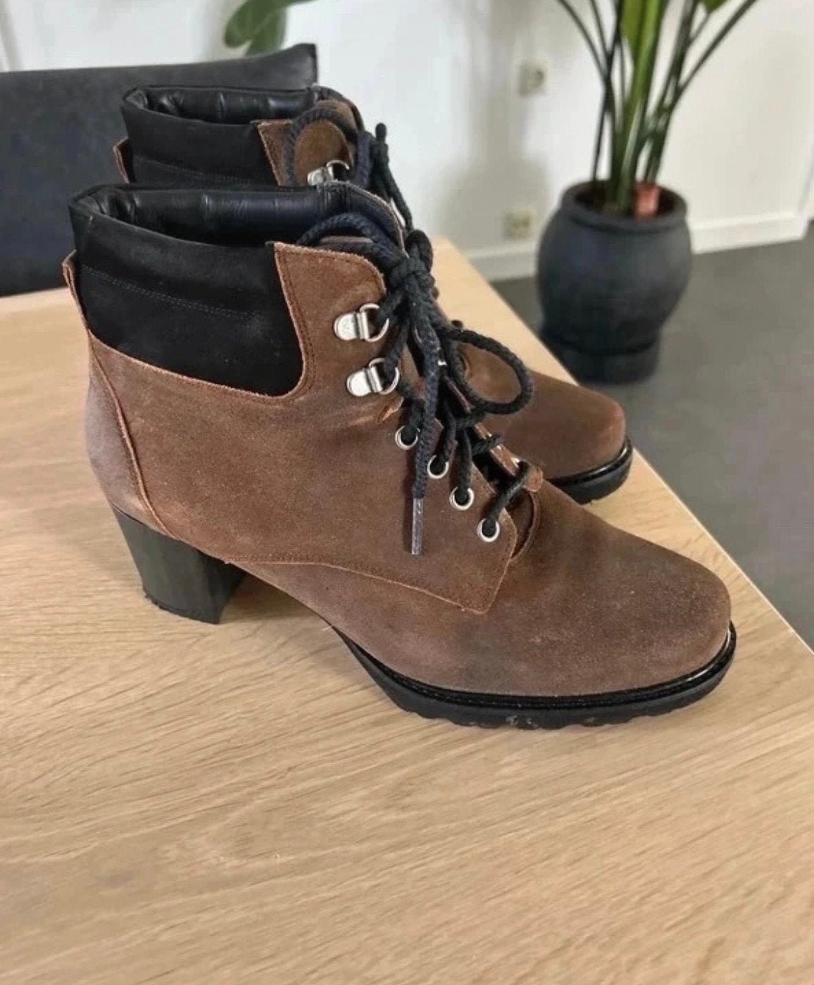 Durea Enkellaarsjes Bruin Suède Maat 6.5 (40), Kleding | Dames, Ophalen of Verzenden, Gedragen, Bruin, Lage of Enkellaarzen