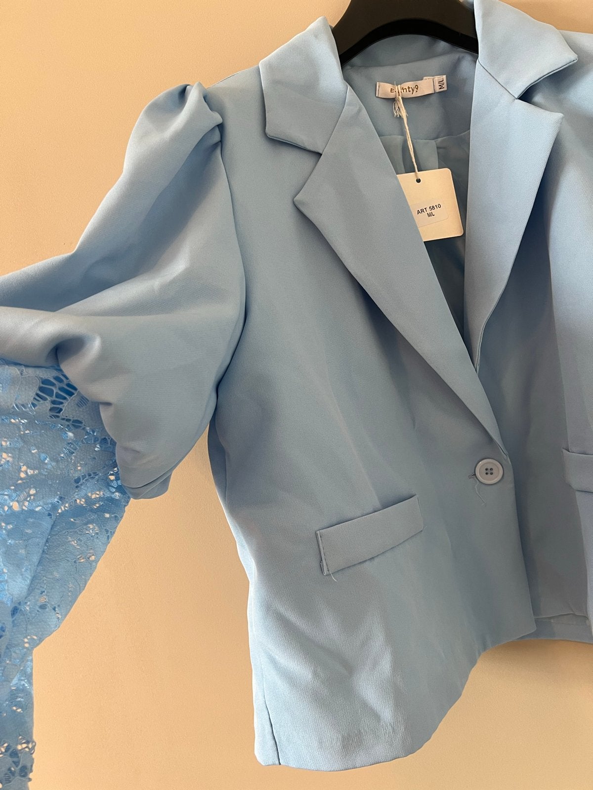 Lichtblauwe blazer met kanten mouwen - Nieuw met kaartje, Maat 38/40 (M), Blauw, Nieuw, Ophalen of Verzenden