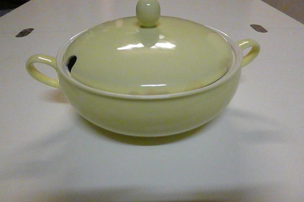 mooie vintage dekschaal in de kleur geel (Maastricht), Verzamelen, Retro, Ophalen of Verzenden, Overige typen