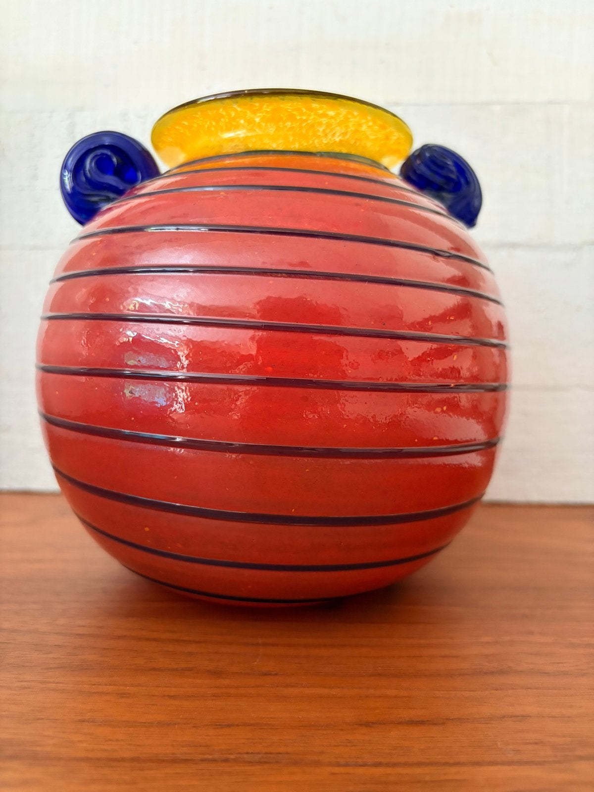 Murano Glas Vaas Rood met Blauwe Handvatten, Ophalen of Verzenden