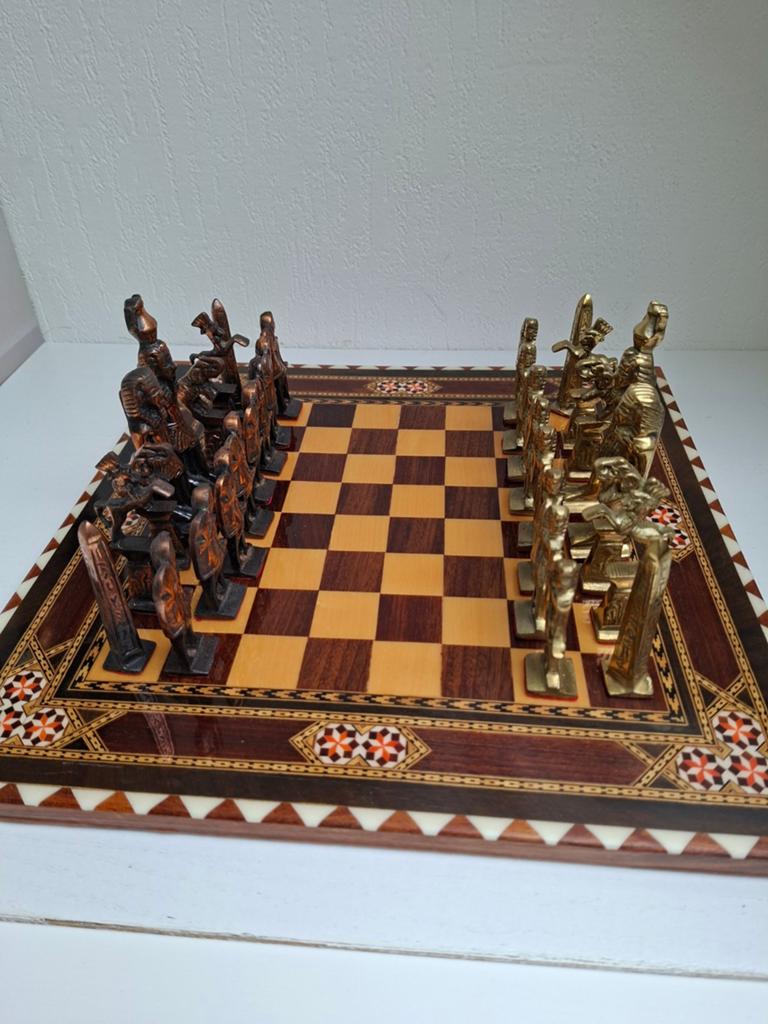Schaakspel met koperen schaakstukken en houten bord, Ophalen of Verzenden, Gebruikt
