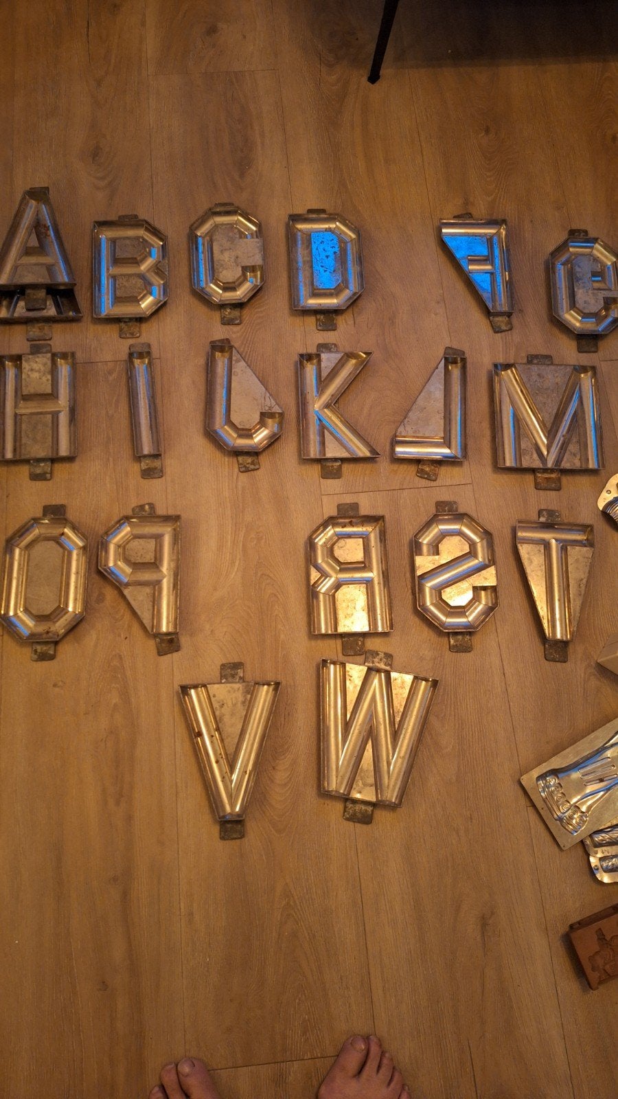Vintage metalen lettervormen - bijna compleet alfabet, Ophalen of Verzenden