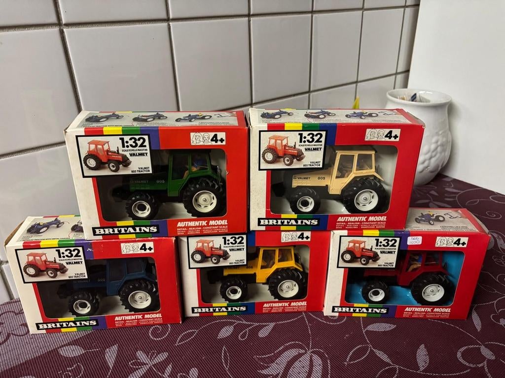 Britain's 1:32 valmet 805 Kuiken set van 5 trekkers, Ophalen of Verzenden, Tractor of Landbouw, Overige merken