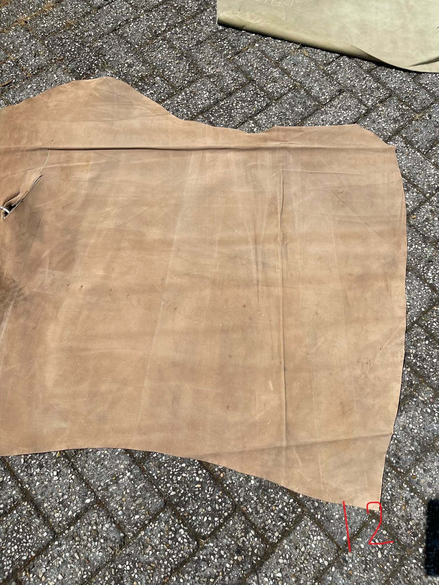 12 - Suede zandkleurig leer 0,75 m2, Gebruikt, Beige, Leer of Kunstleer, Ophalen of Verzenden