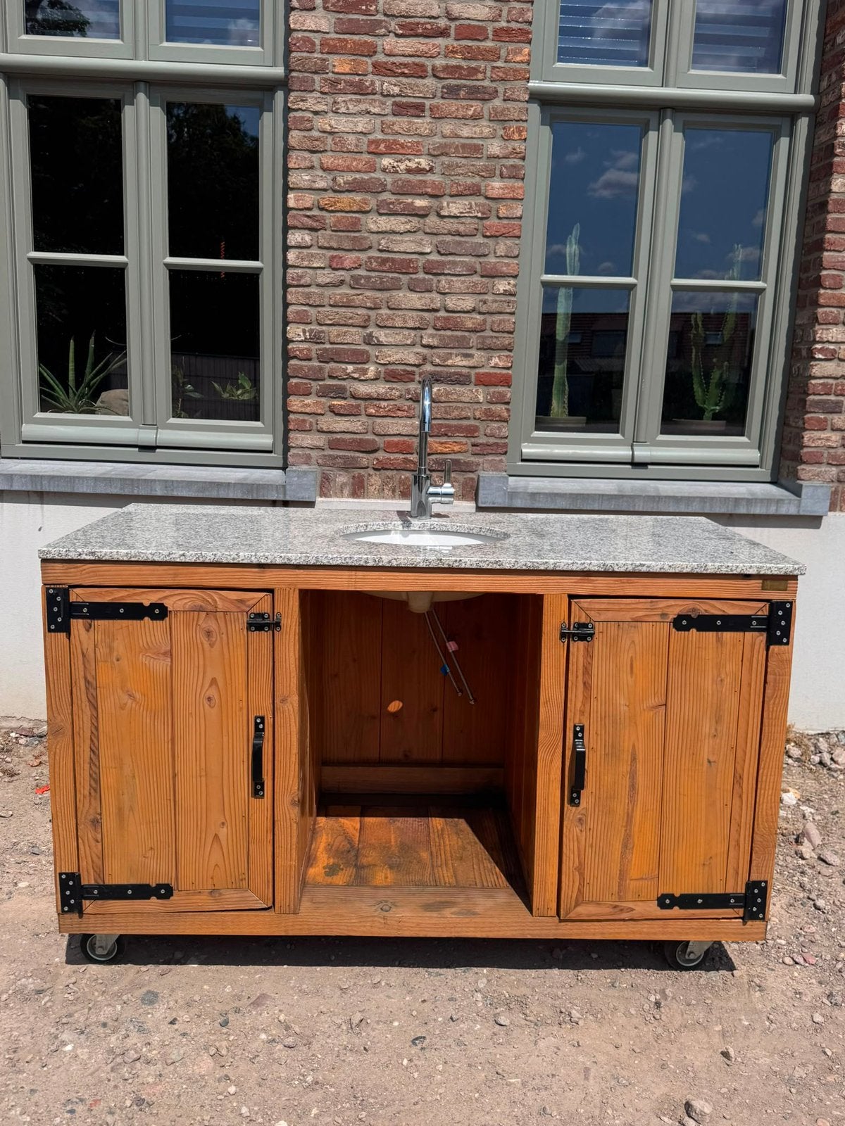 Nieuw Douglas buitenkeuken met graniet spoelbak, Grohe kraan, Ophalen, Nieuw, Houtskool, Vrijstaand