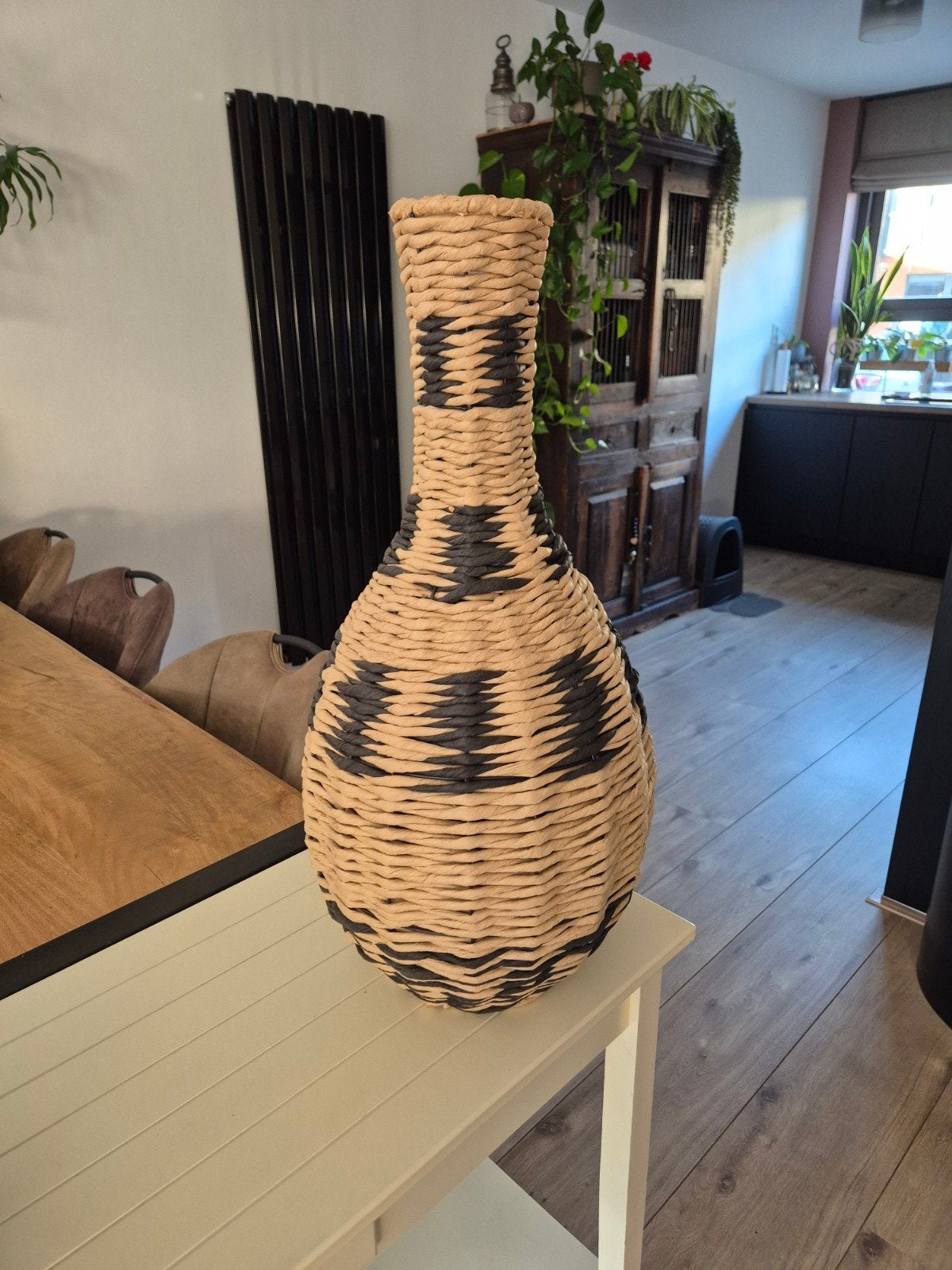 Gevlochten vaas met patroon - Beige en zwart, Huis en Inrichting, Ophalen, Meerkleurig, Natuurlijk materiaal, Zo goed als nieuw