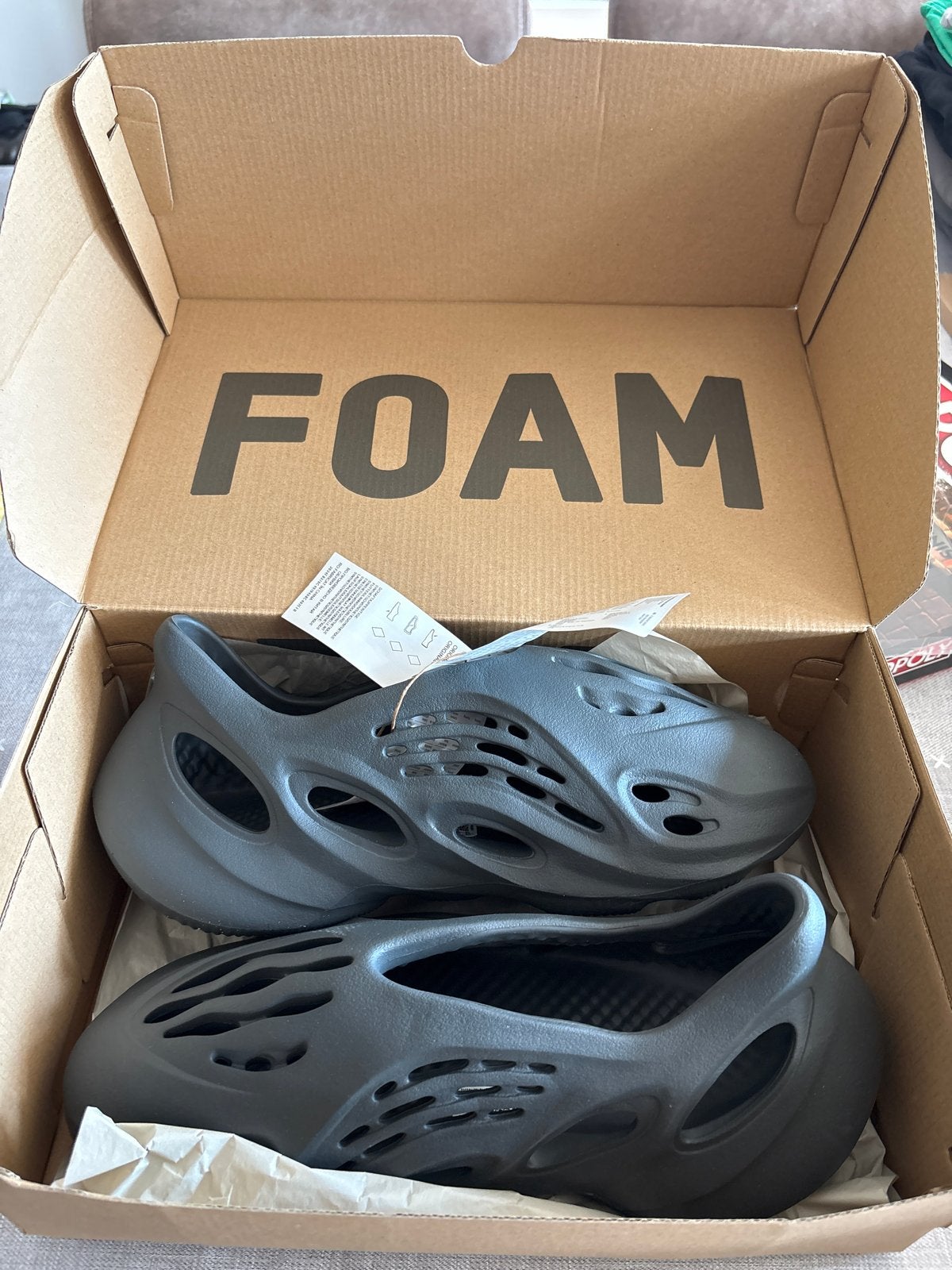 Adidas Yeezy Foam Runner 'Carbon' - Maat 44 1/2, Kleding | Heren, Schoenen, Ophalen, Nieuw, Zwart, Slippers