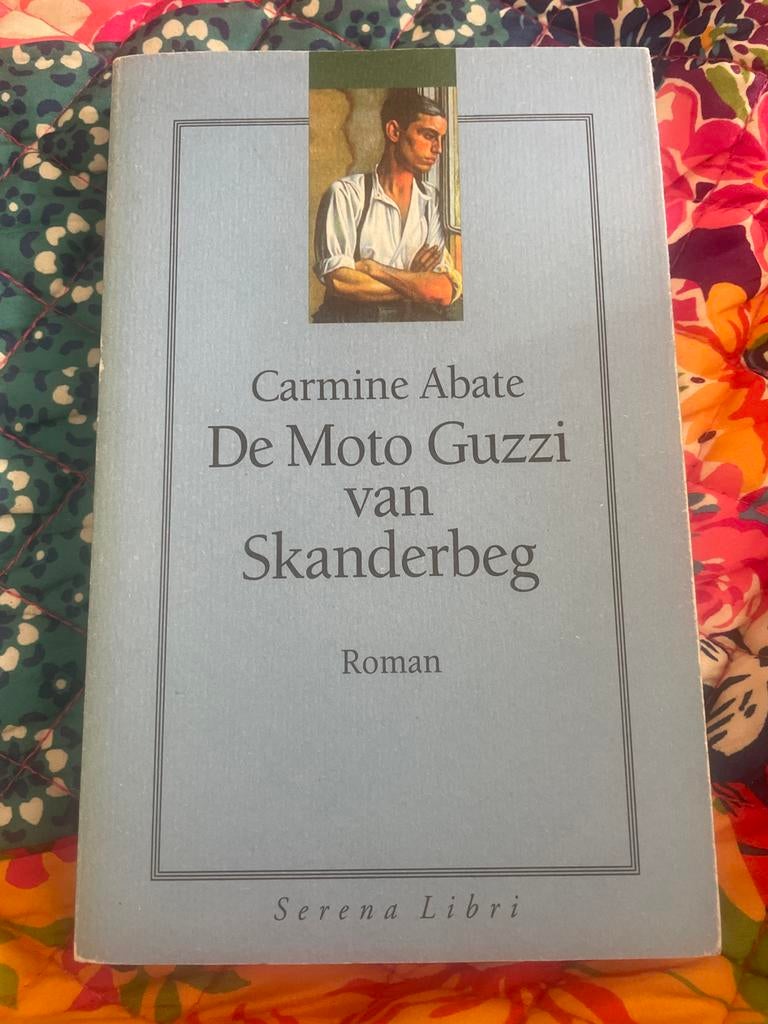 De Moto Guzzi van Skanderbeg - Carmine Abate Roman, Ophalen of Verzenden, Zo goed als nieuw, Europa overig