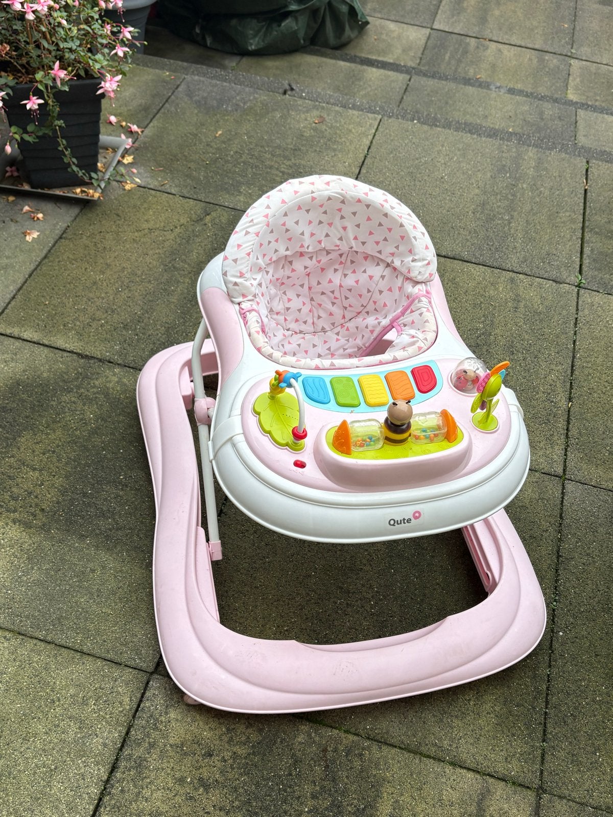 Roze baby loopstoel met speelblad - Qute, Kinderen en Baby's, Ophalen, Gebruikt