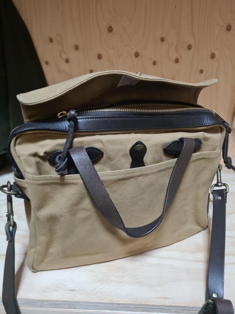 Filson Schoudertas model 256 tan rugged twill canvas, Ophalen of Verzenden, Gebruikt, Bruin, Leer