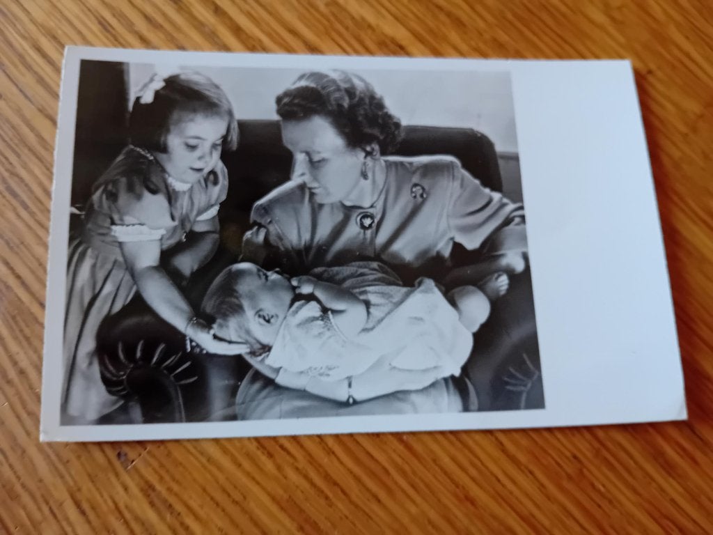 Fotokaart 1948 van H.K.H. Prinses Juliana, Margriet, Marijke, Ophalen of Verzenden, Voor 1920, Ongelopen, Sterren en Beroemdheden