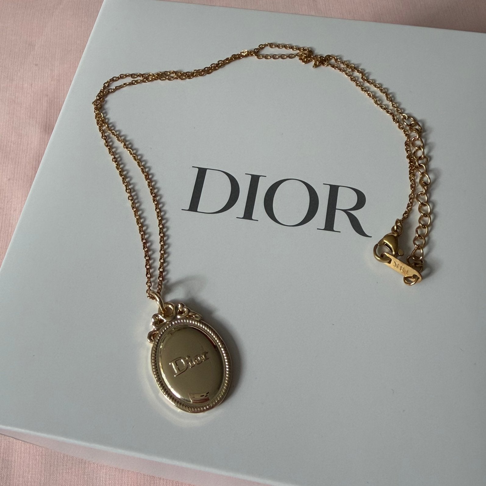 Dior ketting medaillon limited edition, Met hanger, Nieuw, Ophalen of Verzenden, Steen of Mineraal
