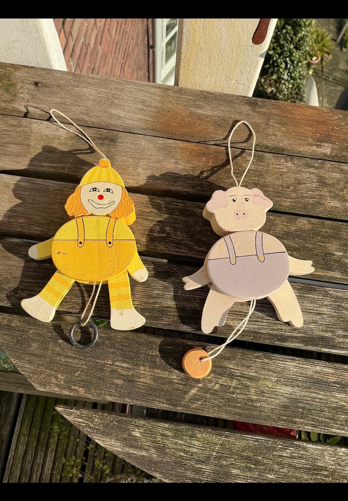 2 Kleine houten trekpoppen. Een gele clown en roze biggetje., Ophalen of Verzenden, Zo goed als nieuw, Overige typen