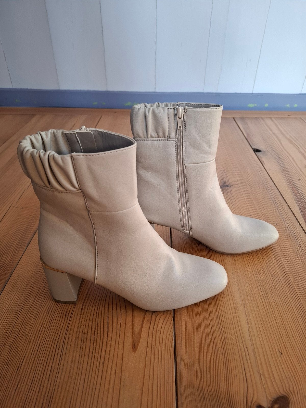Off White "Graceland" dames enkellaarzen. Mt.40., Wit, Lage of Enkellaarzen, Ophalen of Verzenden, Zo goed als nieuw