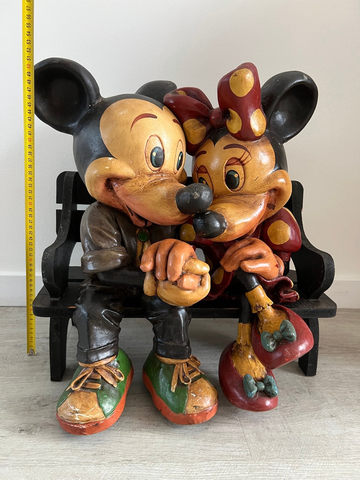 Vintage Mickey en Minnie Mouse beeld op bankje, Ophalen of Verzenden, Gebruikt