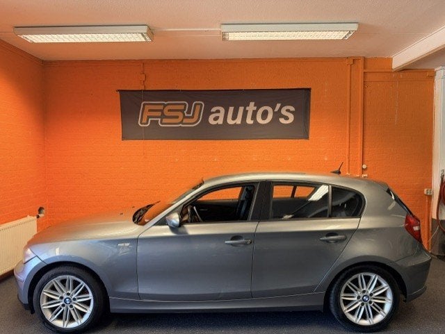 BMW 1-serie 118i / 5 DEURS / HIGH EXECUTIVE / AIRCO!, Auto's, 1-Serie, Grijs, Euro 4, 17 km/l