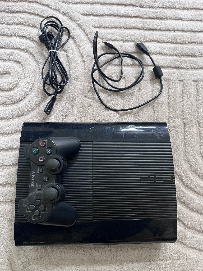 PS3 (super slim, 500gb) met kabels, controller, 2 games, Spelcomputers en Games, Ophalen of Verzenden, Zo goed als nieuw, Met harde schijf