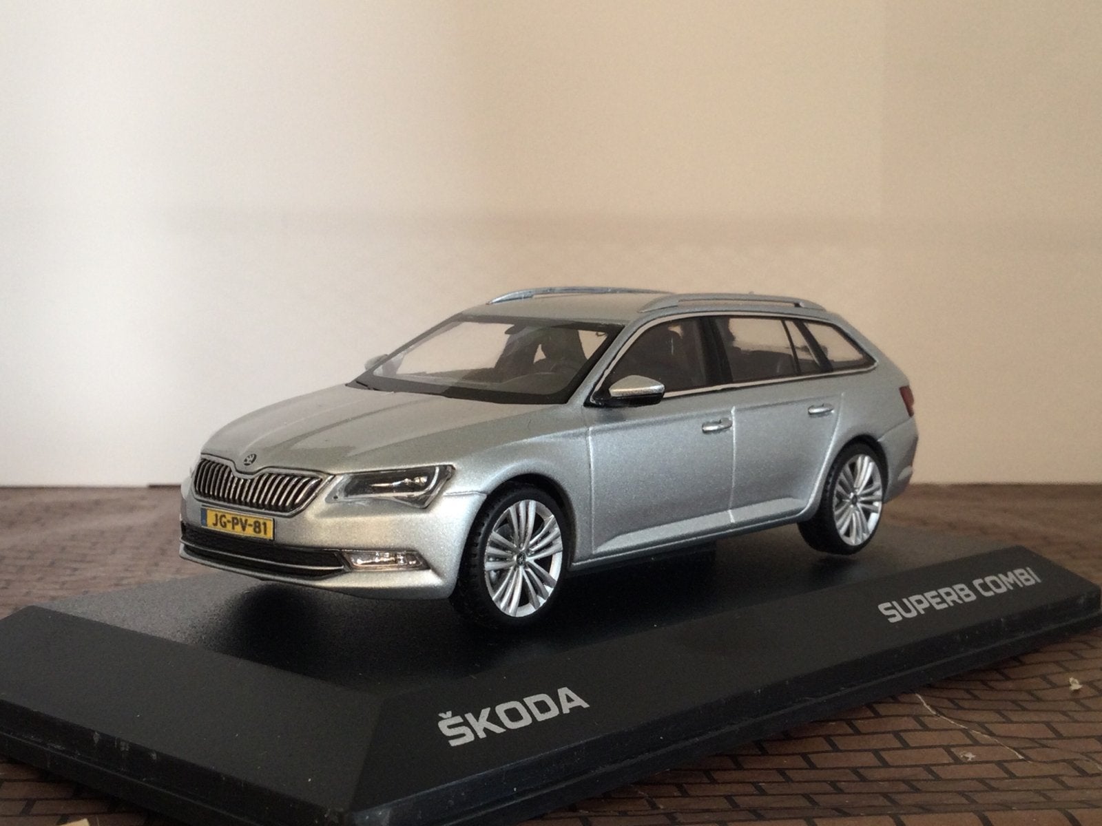 Skoda SuperB Combi 2016 Silver I-Scale 1:43, Ophalen of Verzenden, Nieuw, Auto, Norev
