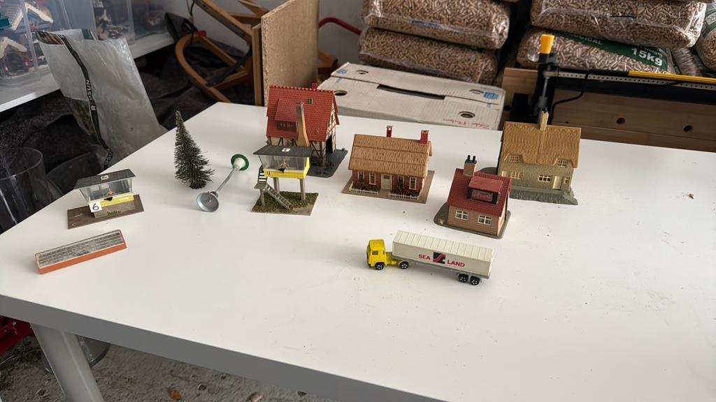 Modelbouw set: Gebouwen, vrachtwagen, boom, lantaarnpaal, ka, Ophalen of Verzenden, Zo goed als nieuw, Gelijkstroom of Wisselstroom