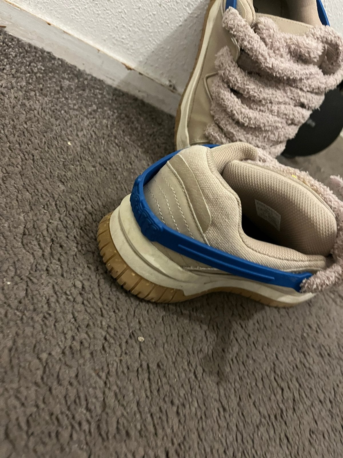 Bershka sneakers beige met blauwe details, maat 41, Kleding | Dames, Ophalen of Verzenden, Gedragen, Beige, Sneakers of Gympen