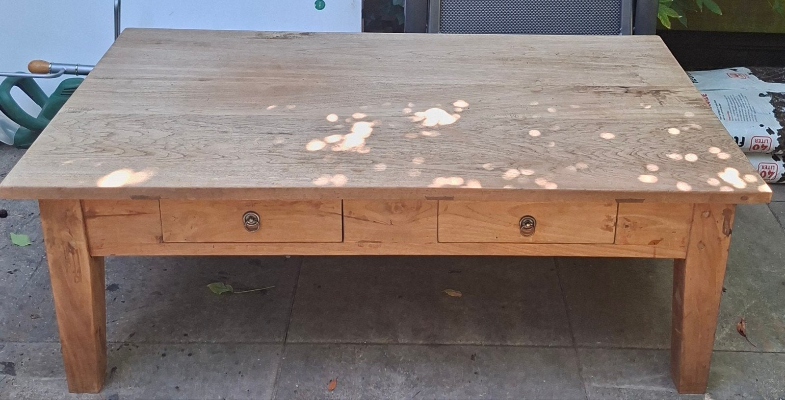 Zware teak salontafel met lades, Ophalen