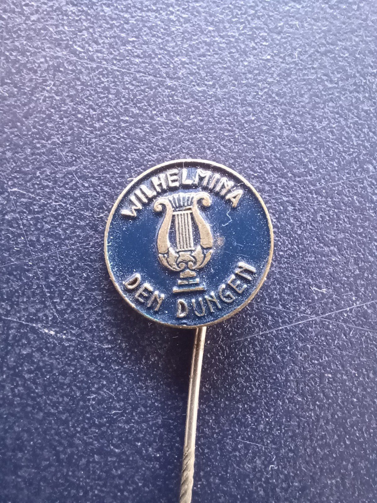 Speldje Wilhelmina Den Dungen (blauw), Verzamelen, Ophalen of Verzenden, Gebruikt, Overige onderwerpen, Speldje of Pin