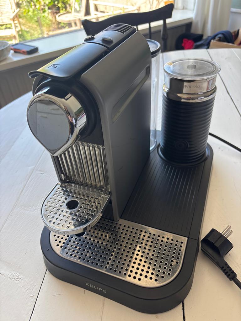 Nespresso Krups koffiezetapparaat met melkopschuimer, Ophalen, Espresso apparaat, Zo goed als nieuw, 1 kopje