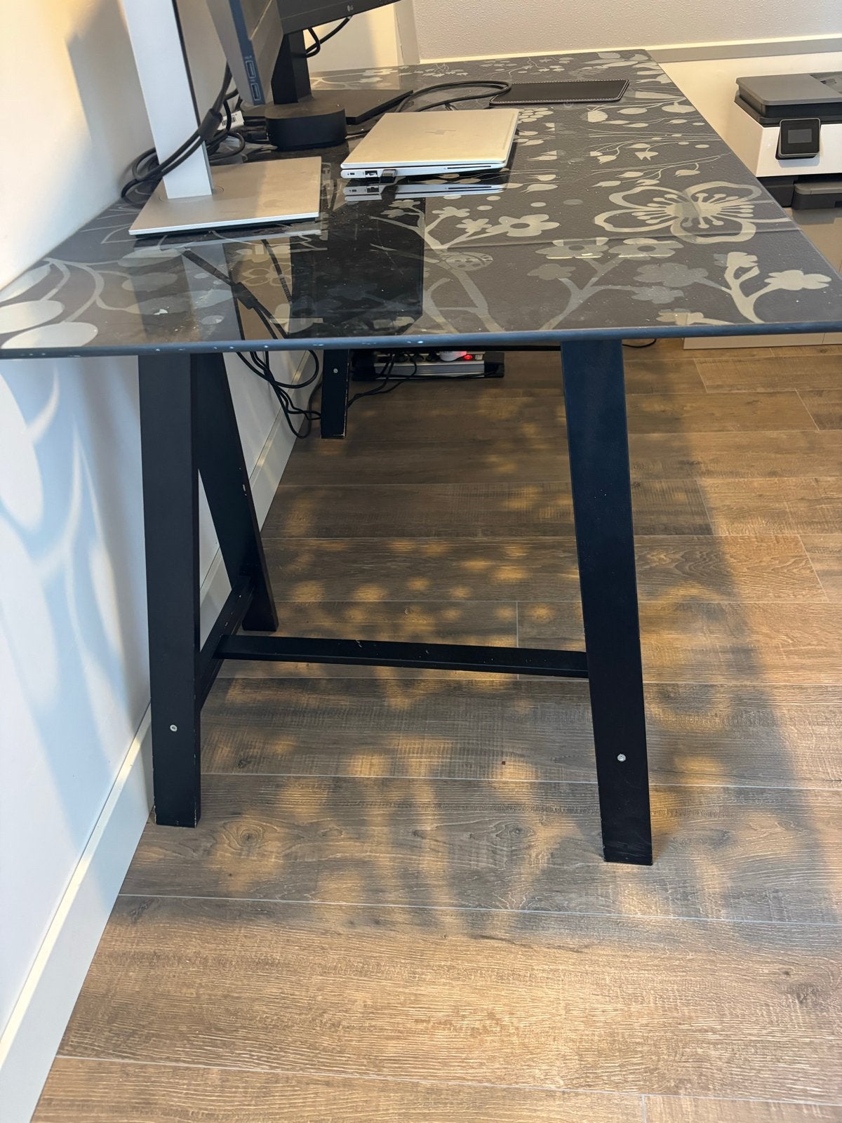 Bureau met glazen blad en zwarte bloemdecoratie, Huis en Inrichting, Bureaus, Ophalen of Verzenden, Gebruikt, Zwart, Glas