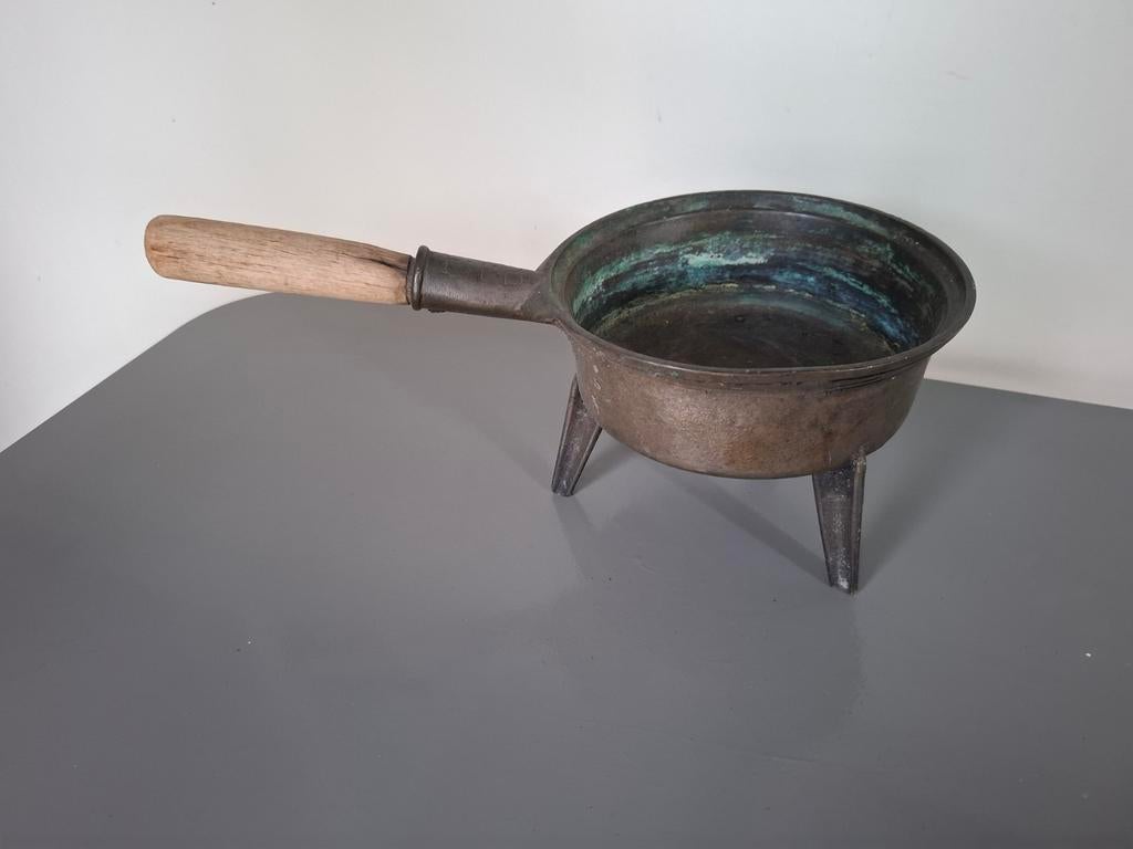Antieke koperen of bronzen gietpan sauspan op pootjes, Antiek en Kunst, Ophalen of Verzenden